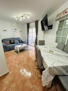 孔佩塔Casa Alegría的客厅里有一张沙发和一张桌子。