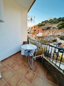 孔佩塔Casa Alegría的美景阳台的桌椅