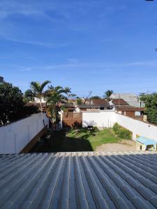 圣塞巴斯蒂安Sobrado em São Sebastião的从房子屋顶上欣赏美景