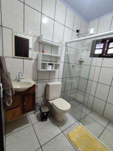 圣塞巴斯蒂安Sobrado em São Sebastião的带马桶和水槽的浴室