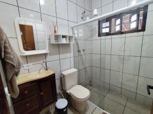 圣塞巴斯蒂安Sobrado em São Sebastião的浴室里有马桶、洗手池和镜子。 更多15张照片