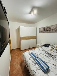 孔佩塔Casa Alegría的一间卧室，里面有一张床和一台平板电视 更多9张照片