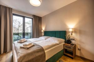 Un pat sau paturi într-o cameră la G&T Square Apartments