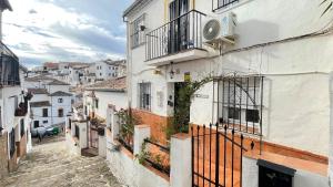 eine Gasse in einer Stadt mit weißen Gebäuden in der Unterkunft casa rústica Ronda in Ronda