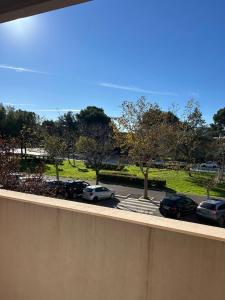 una calle con coches aparcados en un estacionamiento en NINFEA sweethome, en Foggia