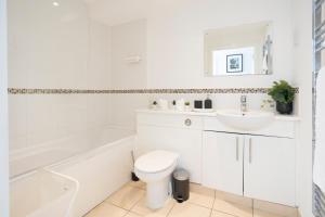 Et badeværelse på Central location minutes to Windsor and Heathrow + 18 billeder