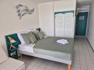 勒迪亚芒On Rock的带床和椅子的卧室