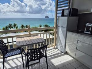 勒迪亚芒On Rock的带桌子的阳台，可欣赏海景