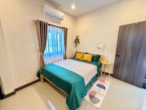 En eller flere senge i et værelse på NeoCasa,Lanna vibe-live local life