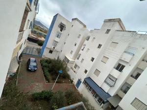 マルティルにあるComplexe Riad Sofiaの2つの建物とその前に駐車された車の航空写真