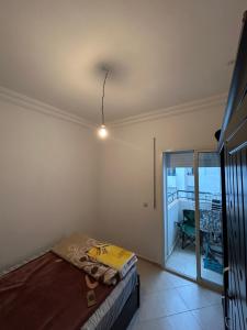 マルティルにあるComplexe Riad Sofiaのベッドルーム1室(ベッド1台、天井ライト付)