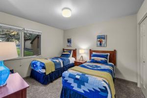 Ένα ή περισσότερα κρεβάτια σε δωμάτιο στο Enamored at Eagle Crest +39 φωτογραφίες