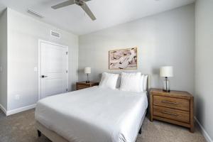 Una cama o camas en una habitación de Landing Apartments Palm Bay 25 fotos más