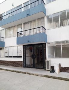 ein Gebäude mit einem Tor davor in der Unterkunft Apartasuite mavile in La Tebaida