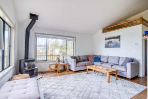 NetartsCasa Three Capes的带沙发和壁炉的客厅