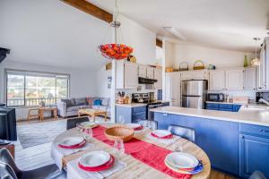 NetartsCasa Three Capes的厨房配有带盘子的桌子