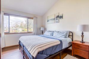 NetartsCasa Three Capes的一间卧室，里面有一张床和一扇窗户。