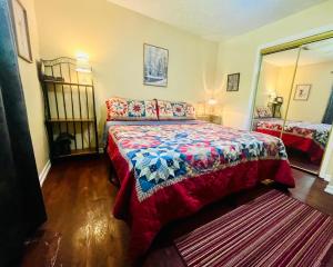 Postel nebo postele na pokoji v ubytování Smoky Mountain Cabin with HOTTUB