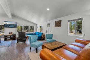 un soggiorno con divano e sedie di Peacock Pickleball Paradise a La Pine