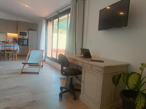 帕劳·萨巴尔德拉Sunny Relaxing Penthouse Costa Brava, Sea & Mountain Views, Huge Terrace, Fiber 1GB的一间有桌子的房间，桌子上有一台笔记本电脑 更多28张照片