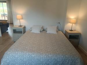 Ένα ή περισσότερα κρεβάτια σε δωμάτιο στο Sunny Relaxing Penthouse Costa Brava, Sea & Mountain Views, Huge Terrace, Fiber 1GB