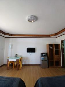 Μια τηλεόραση ή/και κέντρο ψυχαγωγίας στο Takbo Beach Resort +64 φωτογραφίες