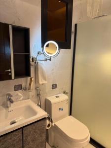 Ένα μπάνιο στο شاليهات منازل الشفا لبيوت العطلات +3 φωτογραφίες