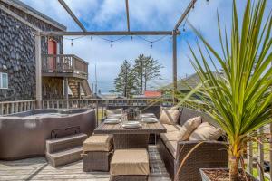 NetartsNetarts Bungalow的一个带桌椅和热水浴池的庭院