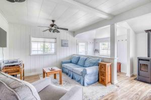 NetartsNetarts Bungalow的客厅里有一张蓝色沙发和一台电视