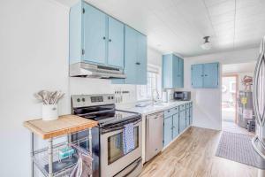 NetartsNetarts Bungalow的厨房配有蓝色橱柜和炉灶烤箱。 更多26张照片