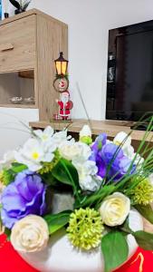 a bouquet of flowers sitting on a table at La Casa Col Portico in Leivi