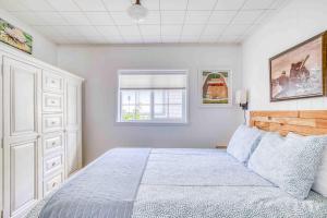 NetartsNetarts Bungalow的一间卧室，里面有一张床和一扇窗户。