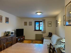 a living room with a table and a couch at Casa dei cugini in Oga