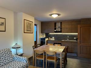 a kitchen and dining room with a table and chairs at Casa dei cugini in Oga