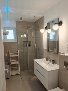 een badkamer met een wastafel en een douche bij Home Ready in Sibiu