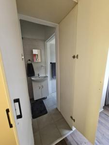 Ванная комната в BLISS Cottage Langenhovenpark +5 фотографий