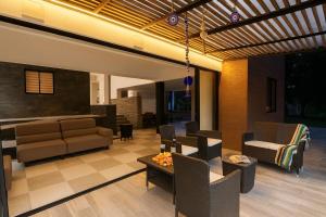 una sala de estar con un sofá y una mesa en Casa de Campo ZEN Descanso Naturaleza, en La Granja