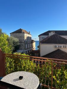 uma mesa numa varanda com vista para os edifícios em Holiday Sun Accommodations em Orebić