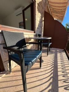 Duas cadeiras sentadas num pátio com uma mesa em Holiday Sun Accommodations em Orebić