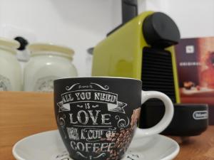 een koffiekopje bovenop een tafel bij Home Ready in Sibiu +6 foto's