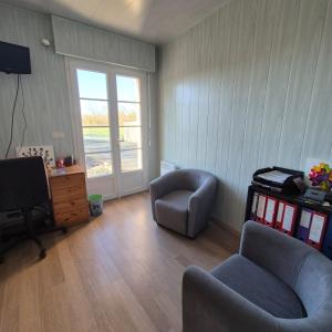 A television and/or entertainment centre at Chambre d'hôtes Les Loges