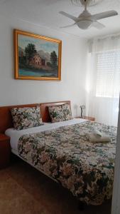 格拉德卡斯特利翁APARTAMENT CARRER I'IIIa的一间卧室配有一张床和被子