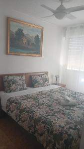 格拉德卡斯特利翁APARTAMENT CARRER I'IIIa的一间卧室配有一张大床和被子