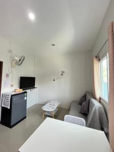 uma pequena sala de estar com um sofá e uma mesa em Yada House s&h em Nai Yang Beach