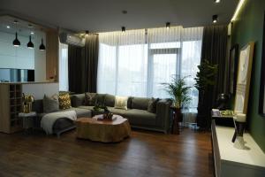 un soggiorno con un divano e un tavolino da caffè di Crown Plaza Luxury Suite a Chişinău
