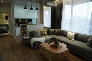 un soggiorno con un divano e un tavolo di Crown Plaza Luxury Suite a Chişinău