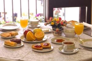 ノチェーラ・テリネーゼにあるB&B Grandinettiの朝食用の食材、オレンジ、オレンジジュースを用意したテーブル