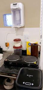 un piano cottura con pentole e padelle sopra di Loft Centro a Aparecida