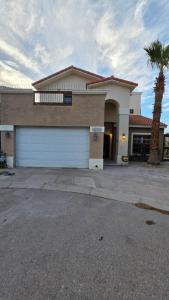 una grande casa con un garage e una palma di Luxury Suites Tokio a 100 mts del consulado a Manuel F. Martínez