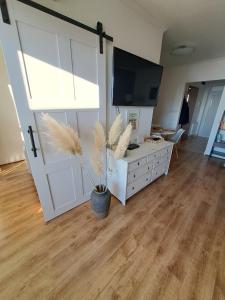 希欧福克Club218 Vízparti Wellness Apartman的客厅配有大型白色橱柜和电视 更多43张照片